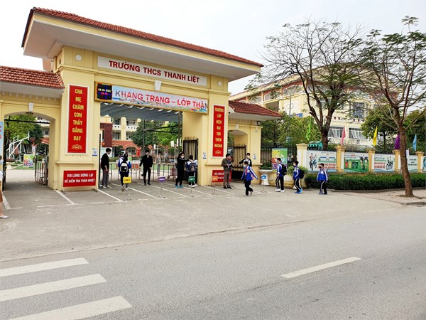Một số hình ảnh học sinh khối 6 quay trở lại lớp học của trường THCS Thanh Liệt - Thanh Trì - Hà Nội
